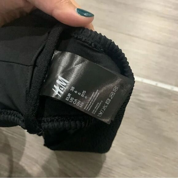 3/$15 H&M Shirred crinkle  black bandeau bikini top size 6 - Picture 4 of 4